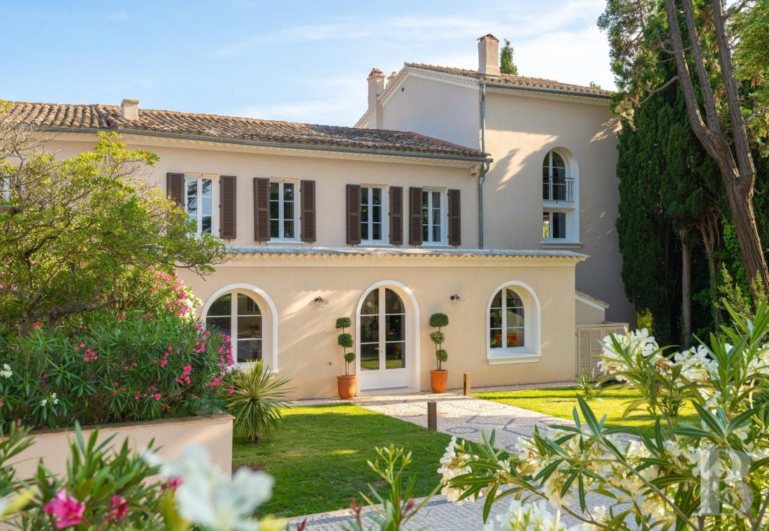 A renovated farmhouse surrounded by extensive grounds leading down to the sea, between Toulon and Hyères on the Var coast - photo  n°4